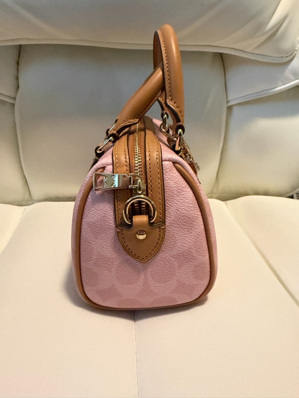 Mini Coach Rowan with minor scuff Charm - Picture 3 of 8